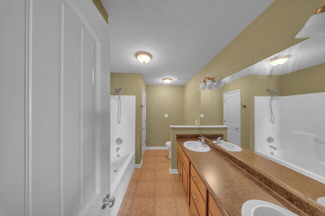 Building Photo - "Charming 3-Bedroom with 2 Full Baths in Valdosta – Perfect Blend of Comfort and Style!"