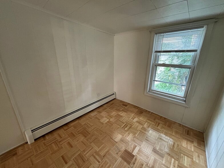 Building Photo - 164 Bowen St