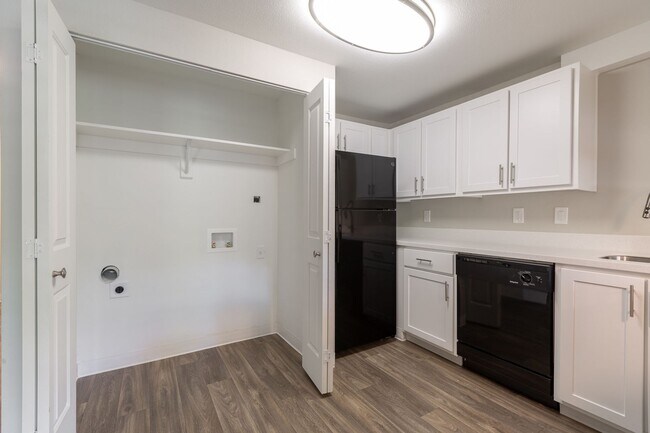 Building Photo - Two Bedroom One Bath With Forest View! One Month Free!