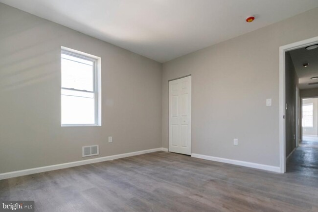 Building Photo - 3026 W Garrison Ave