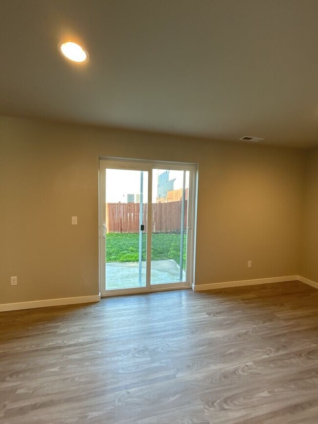 Building Photo - Newly Built 4bd 2.5ba in LSSD
