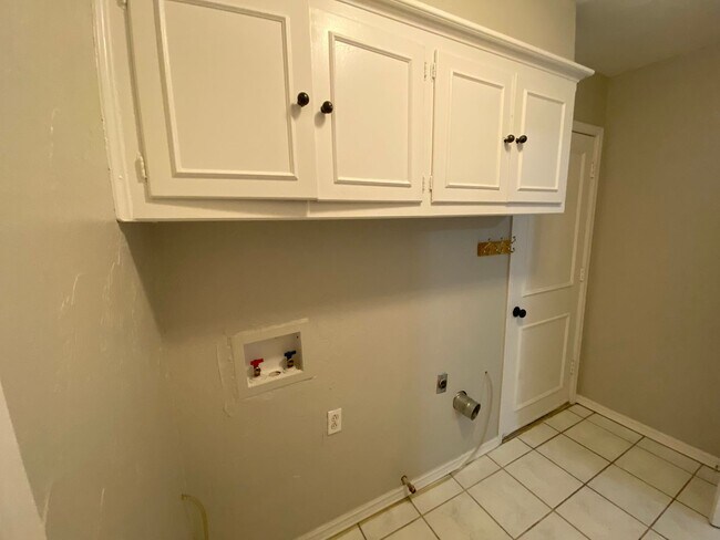 Building Photo - 3 bedroom 2.5 bath!