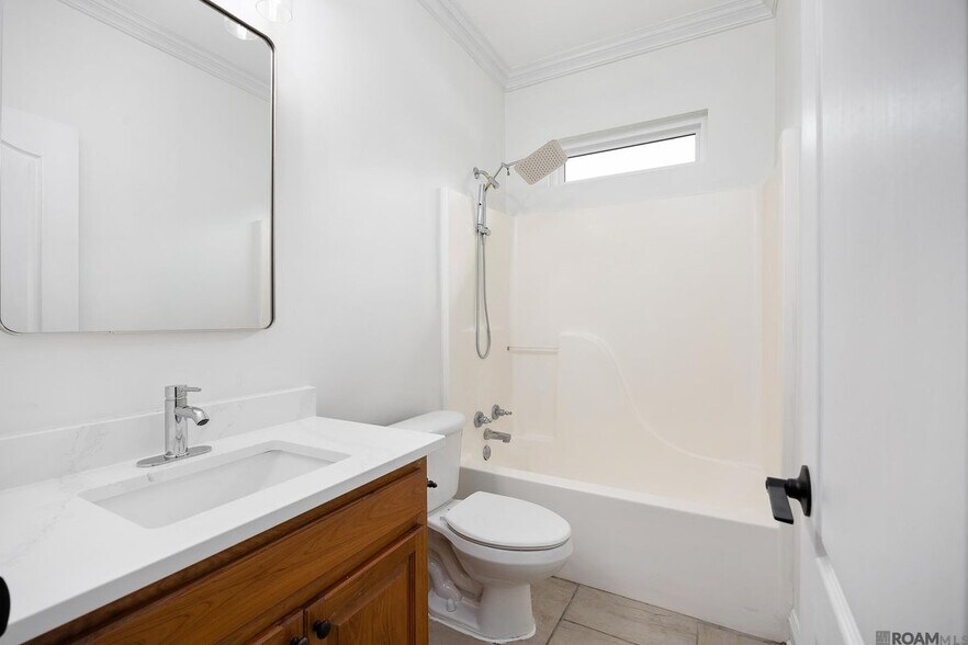 Building Photo - 10417 Oakline Dr
