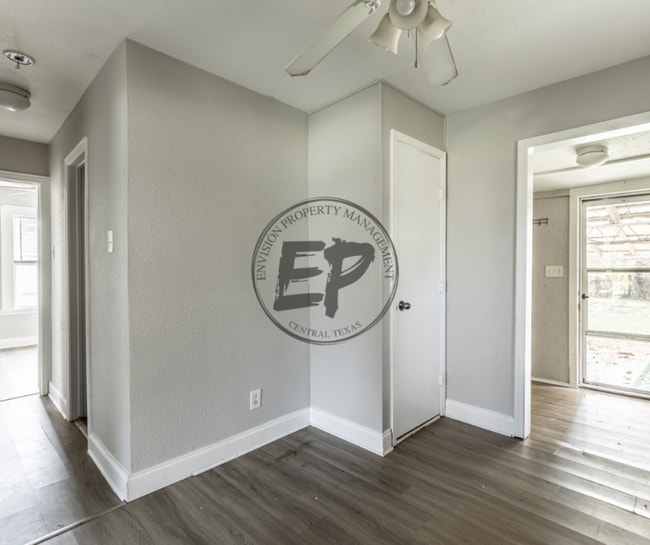 Building Photo - 911 E Craven Ave