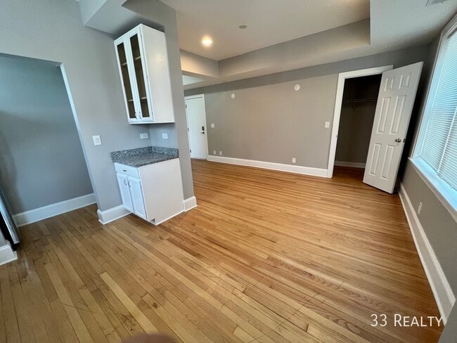 Building Photo - 2 Bed 2 Bath / Oak Park / Laundry in Unit ...