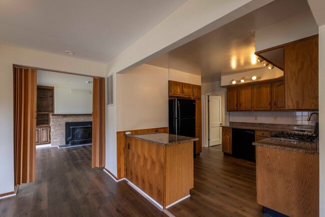 Building Photo - Cozy 4 Bedroom/2 Bathroom Detached Home in...
