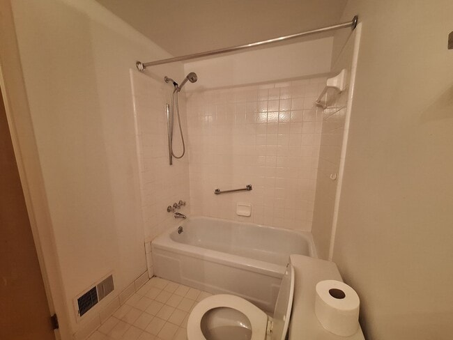 Building Photo - St Clair Shores 2 bedroom condo