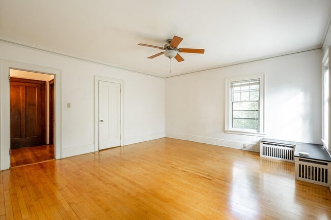 Building Photo - 2119 E Kenilworth Pl
