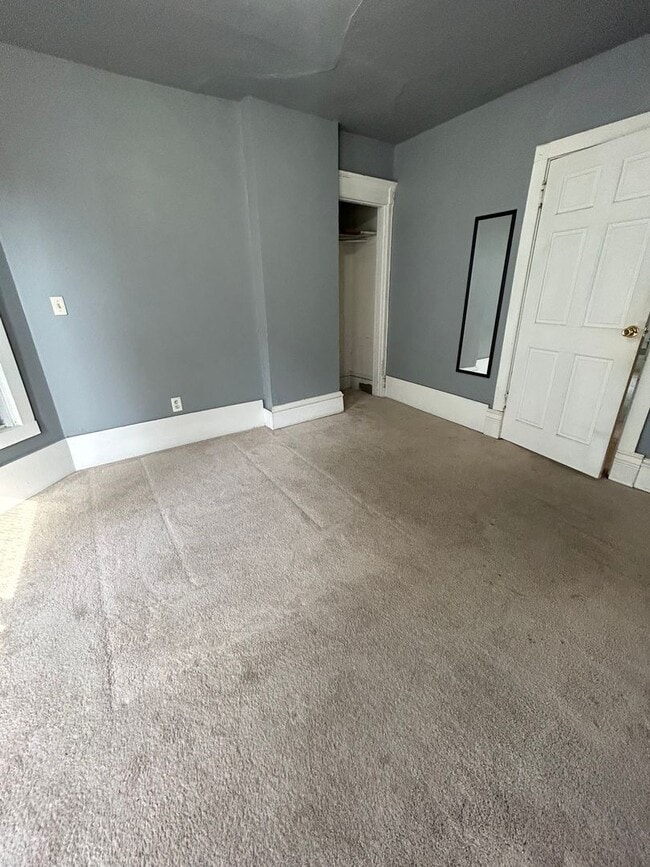 Building Photo - Large Five Bedroom House