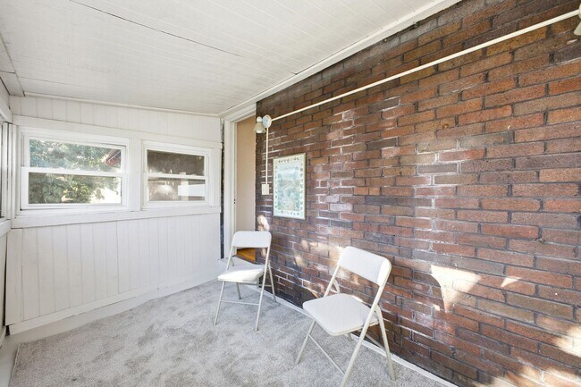 Building Photo - 6+BR House on E. Lane – Central Campus – Newly Renovated + Free Parking – Flexible Move-In