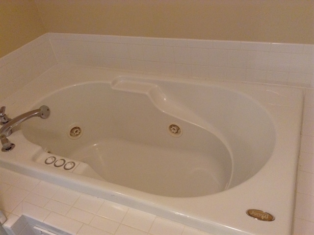 Building Photo - 2401 Oaktree Place