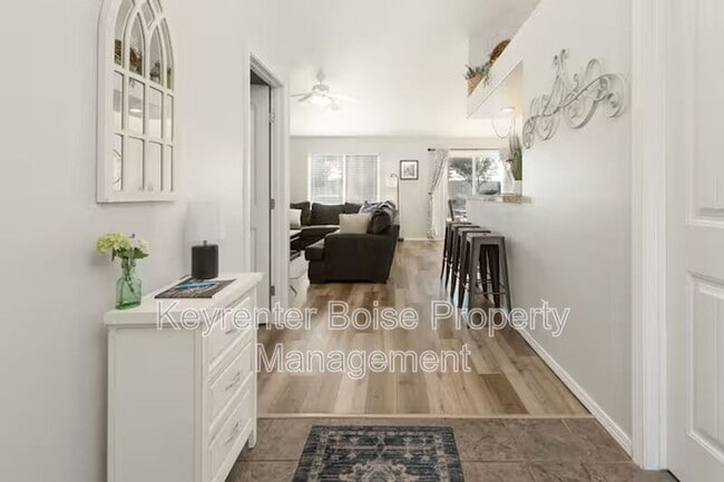 Building Photo - 879 N Traquair Pl