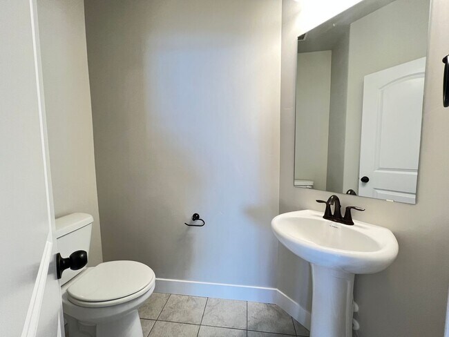 Building Photo - 4 bedroom/2.5 bathroom Townhome in Lehi