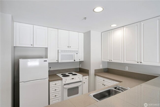 Building Photo - Top-Floor Condo with Office/Den + Private ...