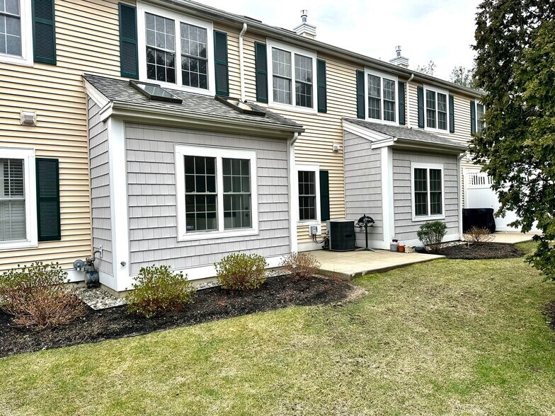 Building Photo - 37 Village Dr