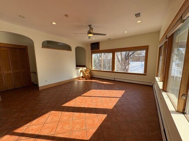 Building Photo - 416 N Grove Ave