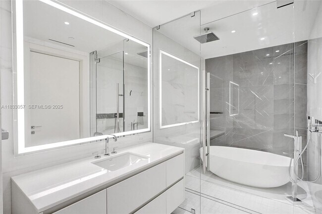 Building Photo - 300 Biscayne Blvd Way