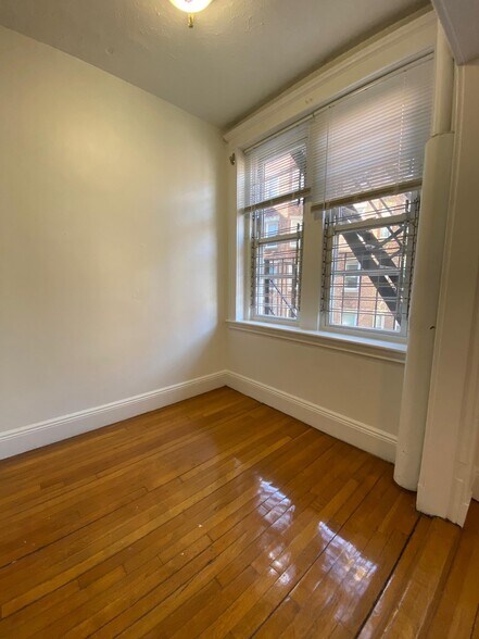 Building Photo - 131 Park Dr