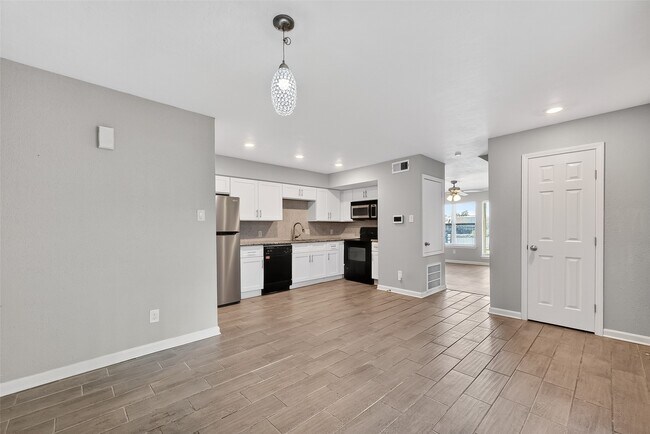 Building Photo - 1710 Good Day Dr