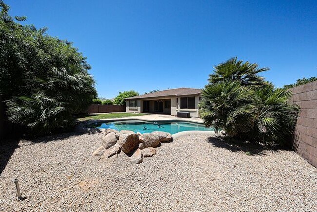 Building Photo - Welcome to this stunning 3-bedroom, 2-bath...