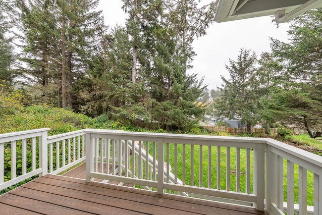 Building Photo - Beautiful Home in Depoe Bay!