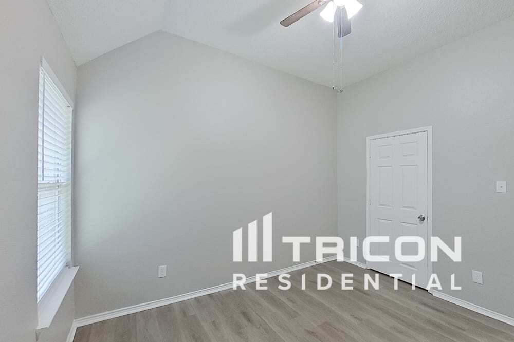 Building Photo - 521 Spicewood Dr
