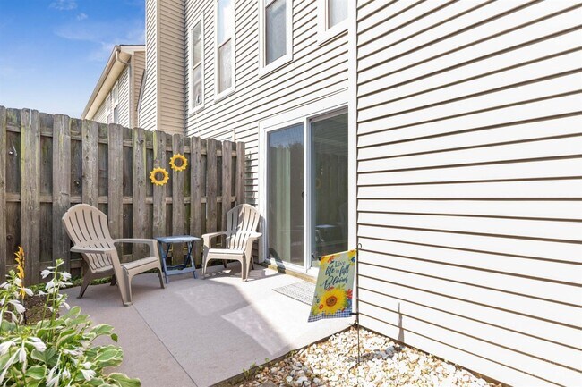 Building Photo - 44 Apple Ln