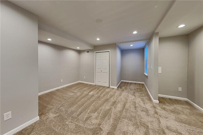 Building Photo - 1717 Victoria Way NW