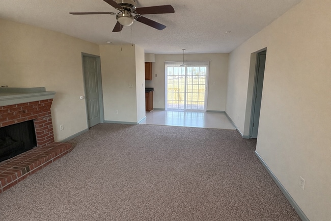 Building Photo - Country Charm