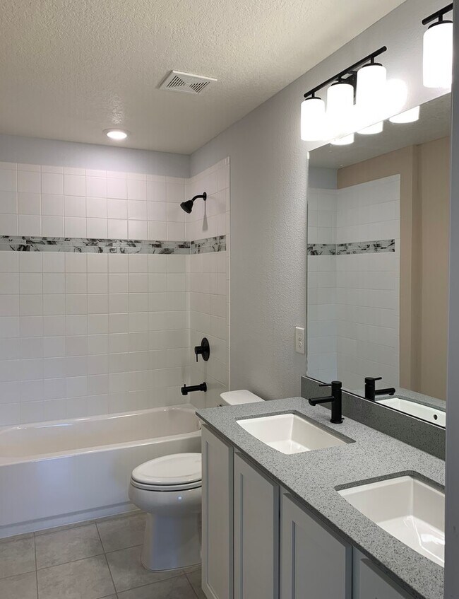 Building Photo - Stunning 3 Bed/2 Bath Home with Attached G...