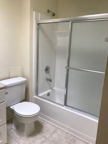 Upstairs full bath - 21107 Victor St