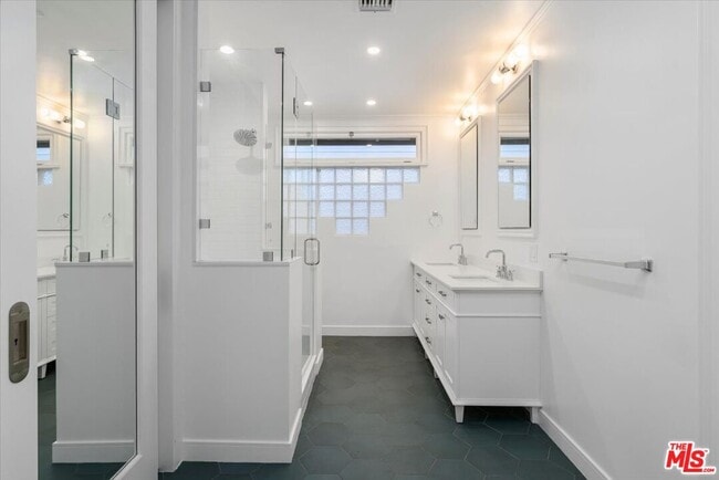 Building Photo - 645 N Sierra Bonita Ave