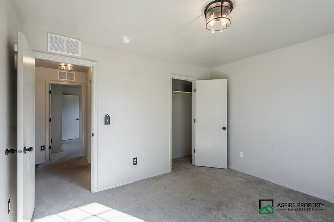 Building Photo - 4 Bed 2 Bath home for rent