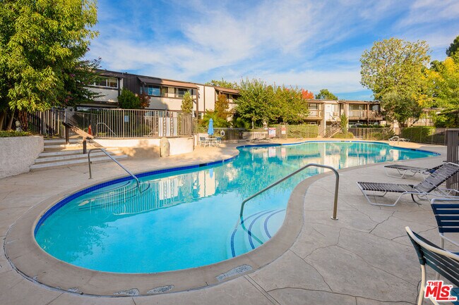 Building Photo - 348 Miraleste Dr