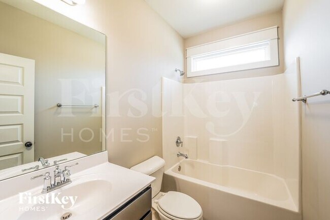 Building Photo - 1470 Woodridge Pl