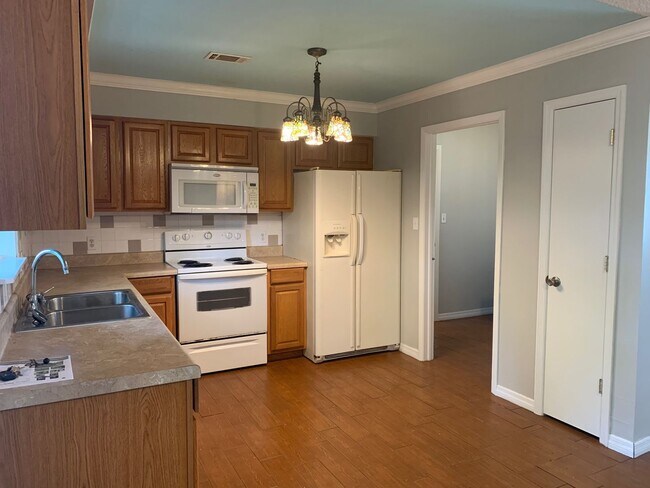 Building Photo - MOVE IN SPECIAL! Charming 3/1.5 St. Cloud Home w/ Partially Fenced Yard & Bonus Room