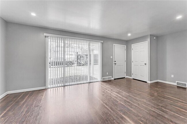 Living Room - 613 Springdale Dr