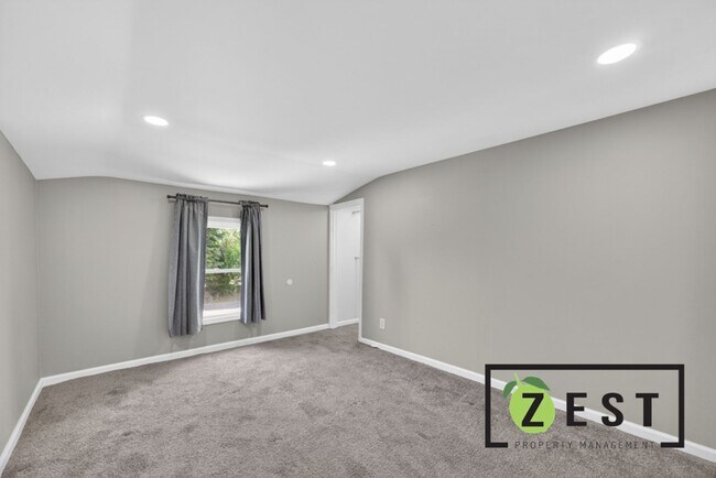 Building Photo - Beautiful Updated 4 Bed 1.5Bath Colonial