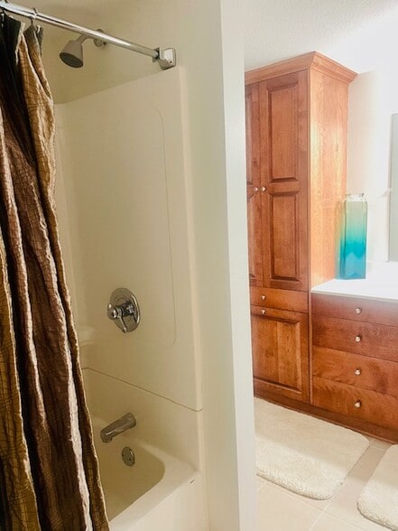 Full private bathroom. - 18679 Pathfinder Dr