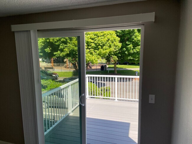 Building Photo - Brand new remodel - top floor 2 bedroom wi...