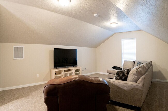 Building Photo - 4 bed 2 bath with bonus room