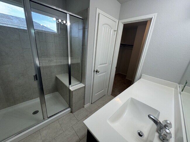 Building Photo - Three bed two bath two car garage in Cotto...