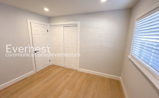 Building Photo - 4-Bed/2-Bath Home /Available Now!