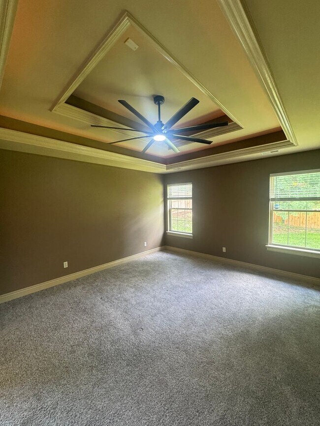 Building Photo - 3 bedroom 2 bath house w/ 2 car garage