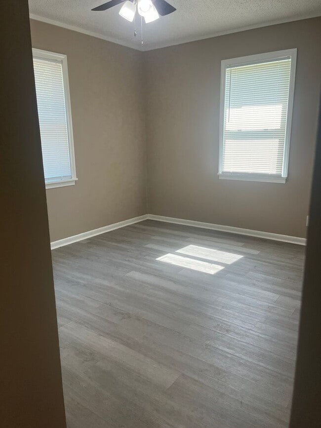 Building Photo - Spacious 4 bedroom 1.5 bath house