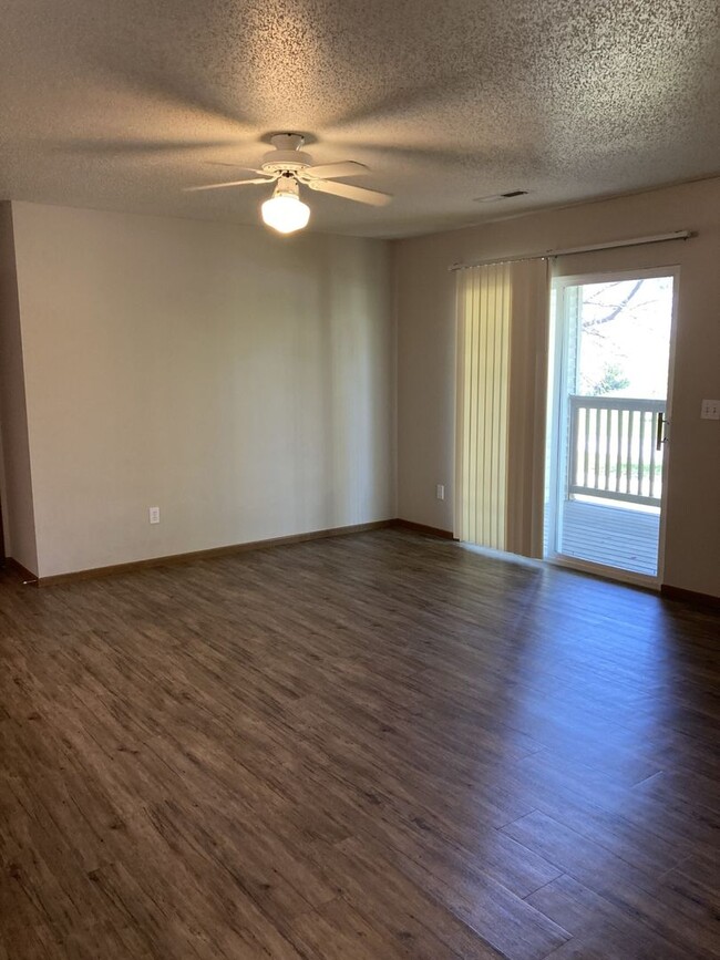 Building Photo - East side 2 bedroom Condo in Iowa City. Ga...