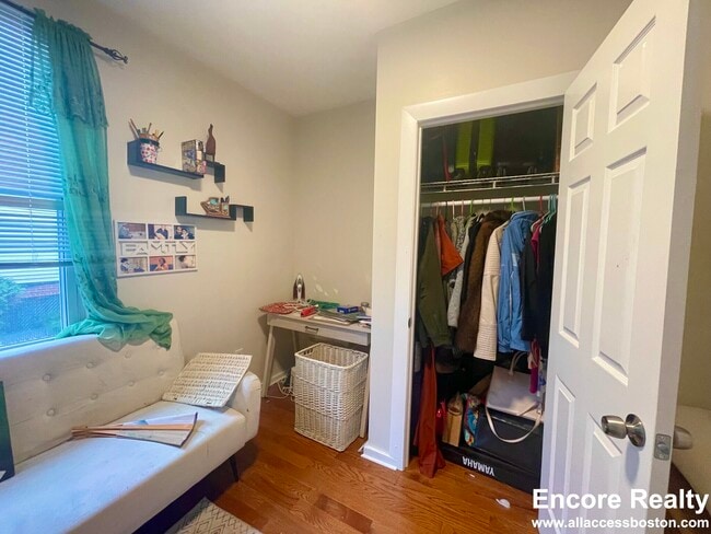 Building Photo - 75 Putnam St