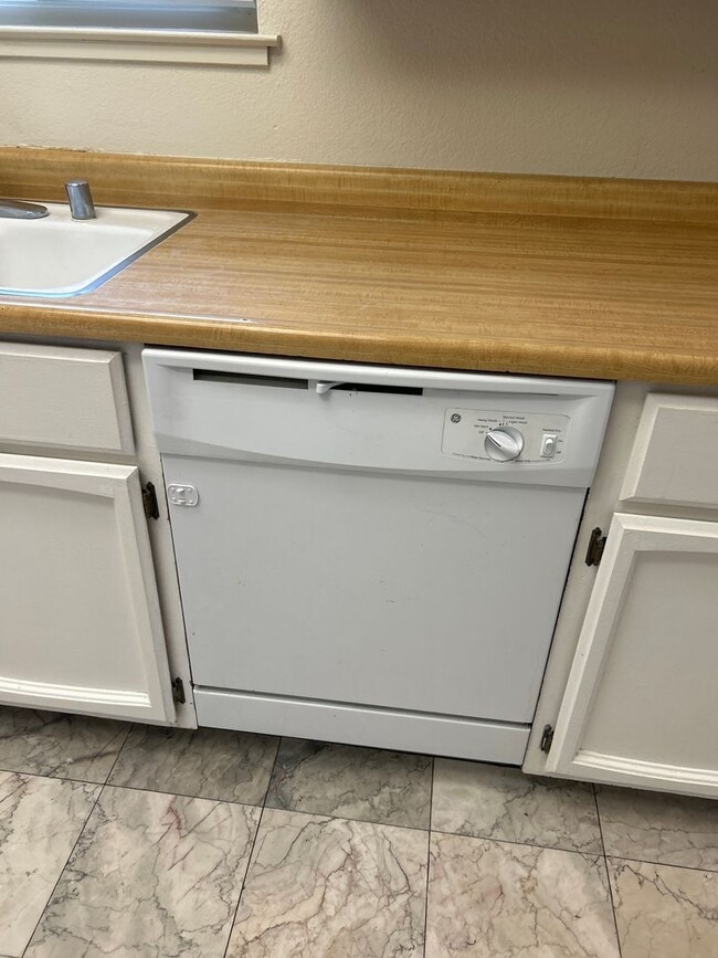 Building Photo - Desirable 3 bedroom 2 bath condo