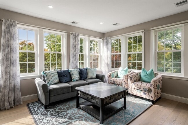 Building Photo - 63 Pine St