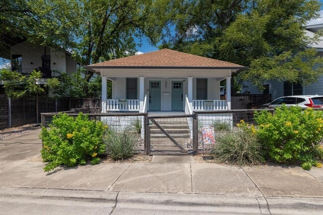 Primary Photo - 1002 Juniper St